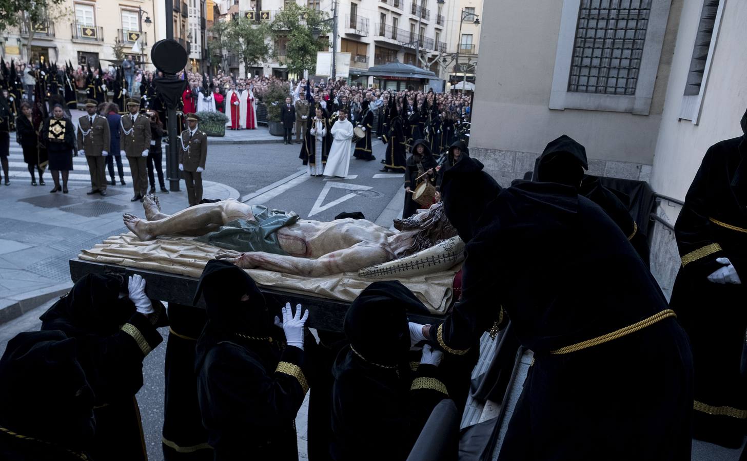 Los fieles llenan la plaza para arropar al centener de cofrades que portaron a hombros la imagen de Gregorio Fernández 