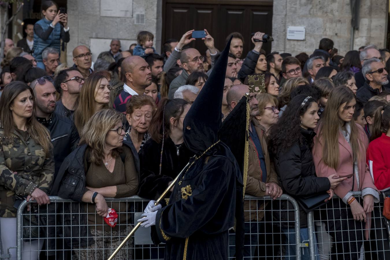 Los fieles llenan la plaza para arropar al centener de cofrades que portaron a hombros la imagen de Gregorio Fernández 