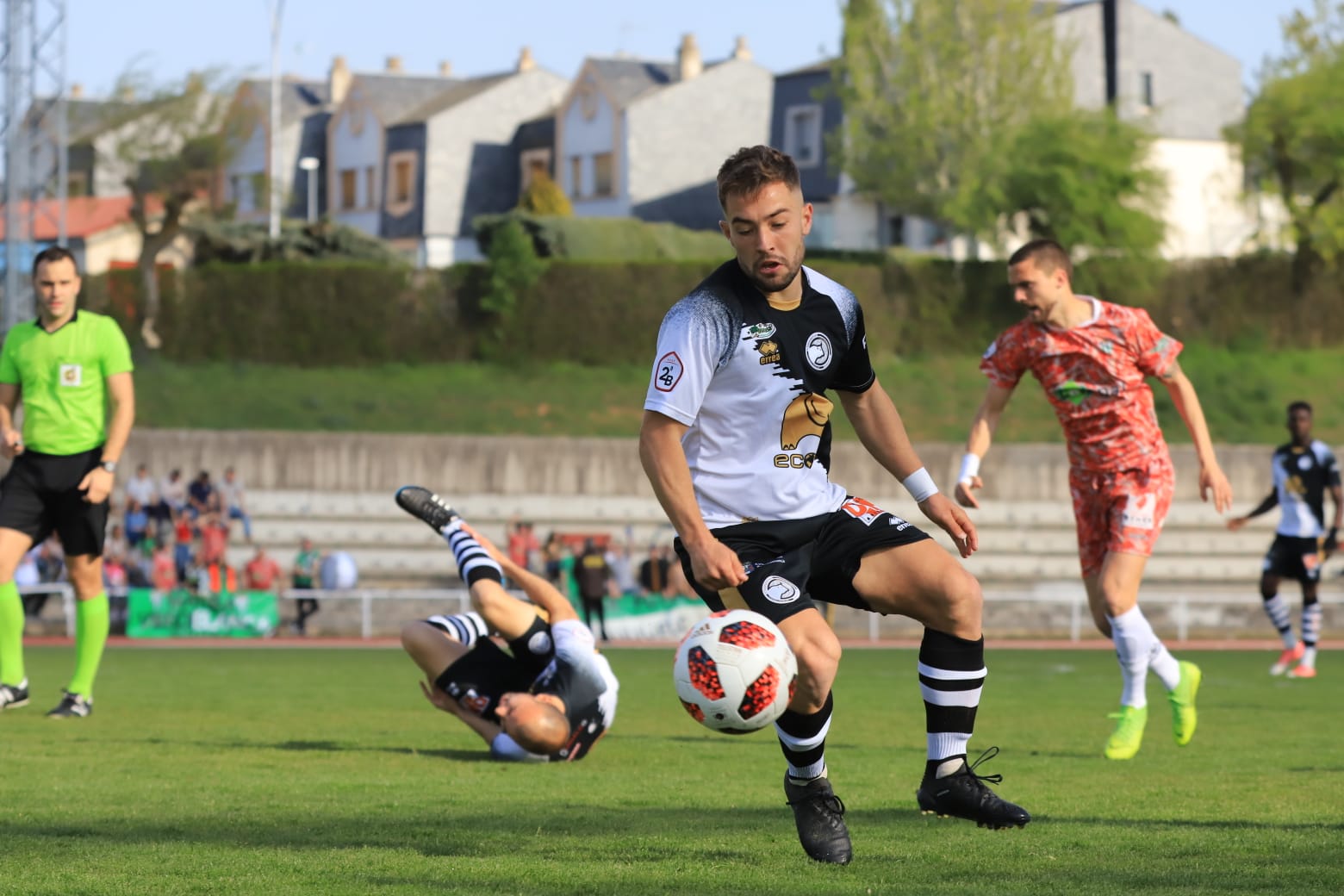 El equipo de la capital vence con un tanto de penalti de Carlos de la Navega y aleja a los chacineros del sueño de pelear por el play-off (1-0)