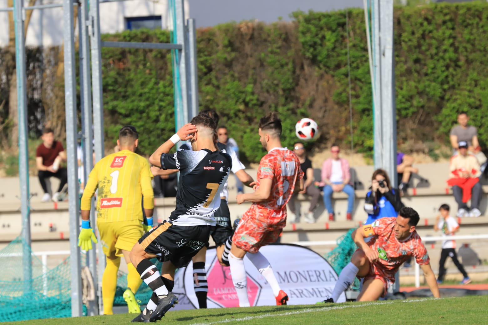 El equipo de la capital vence con un tanto de penalti de Carlos de la Navega y aleja a los chacineros del sueño de pelear por el play-off (1-0)