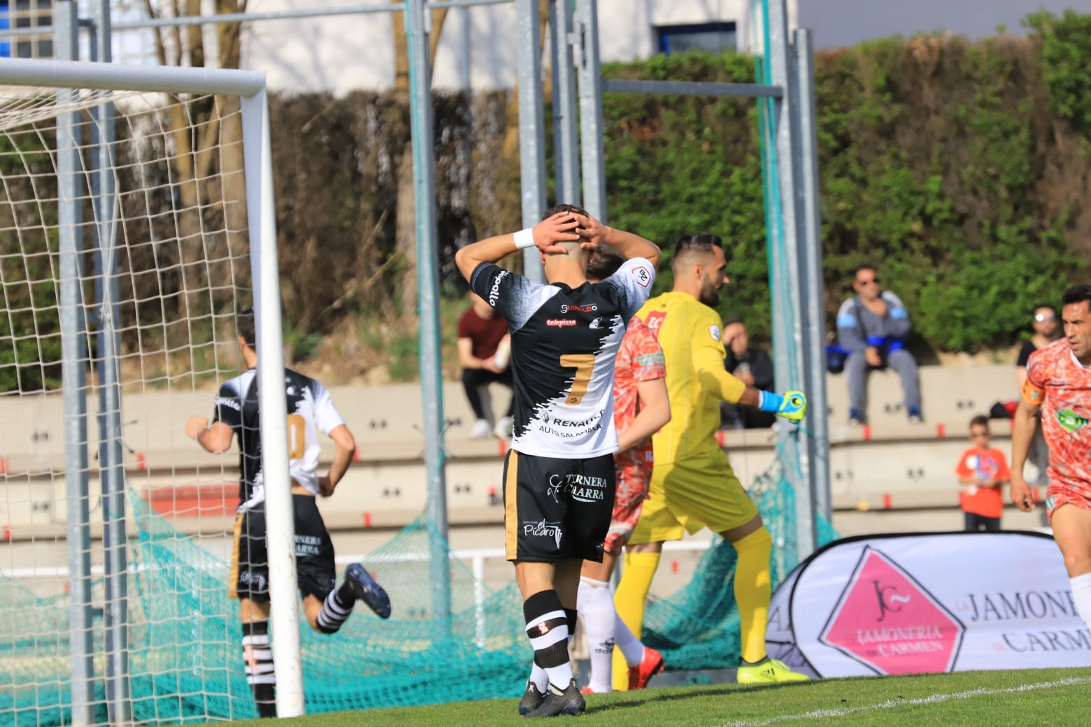 El equipo de la capital vence con un tanto de penalti de Carlos de la Navega y aleja a los chacineros del sueño de pelear por el play-off (1-0)