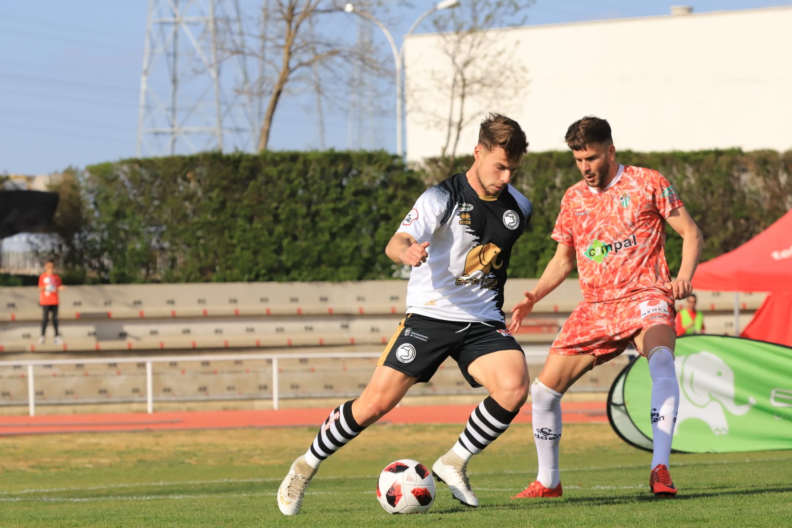 El equipo de la capital vence con un tanto de penalti de Carlos de la Navega y aleja a los chacineros del sueño de pelear por el play-off (1-0)