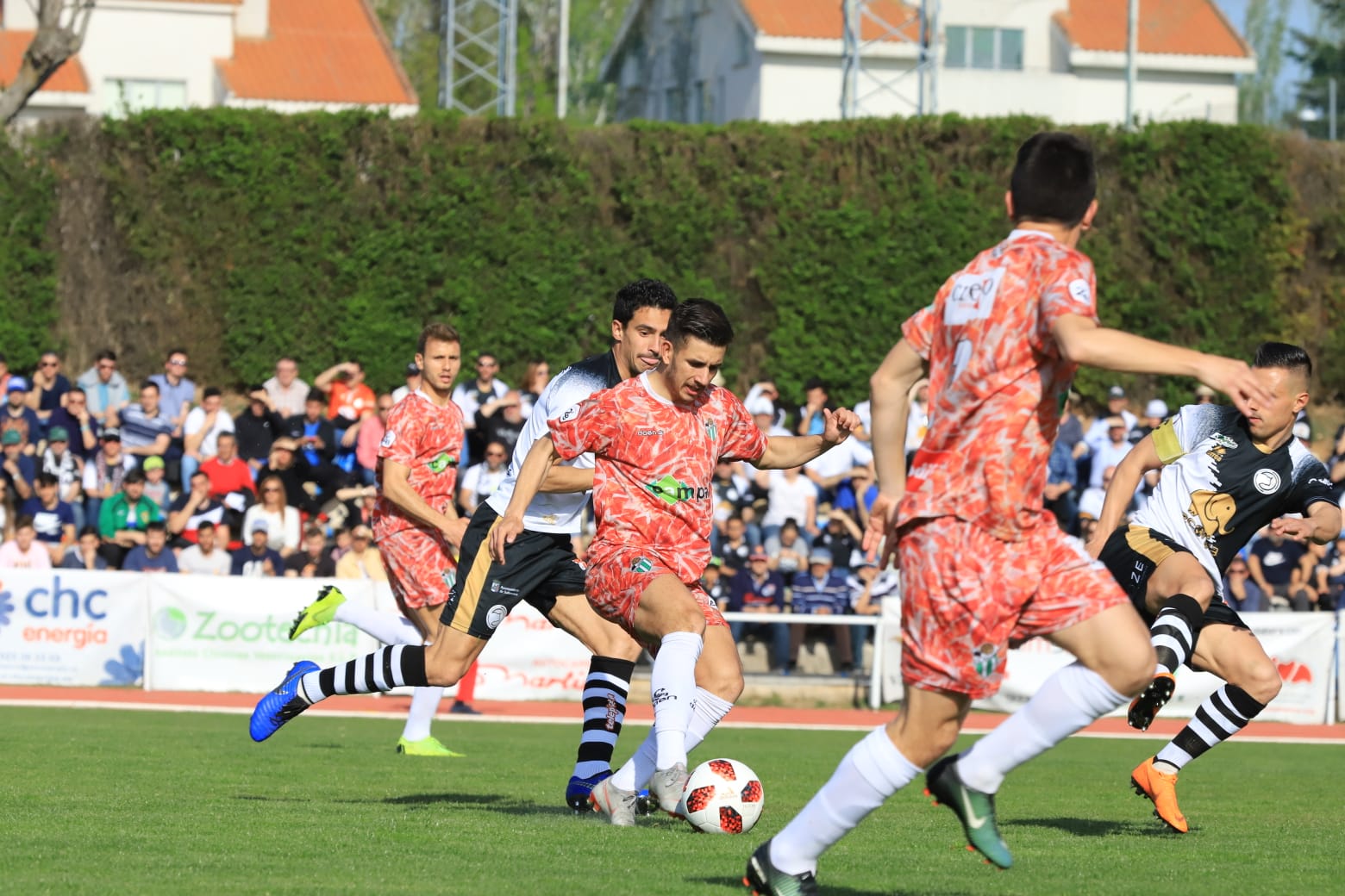 El equipo de la capital vence con un tanto de penalti de Carlos de la Navega y aleja a los chacineros del sueño de pelear por el play-off (1-0)