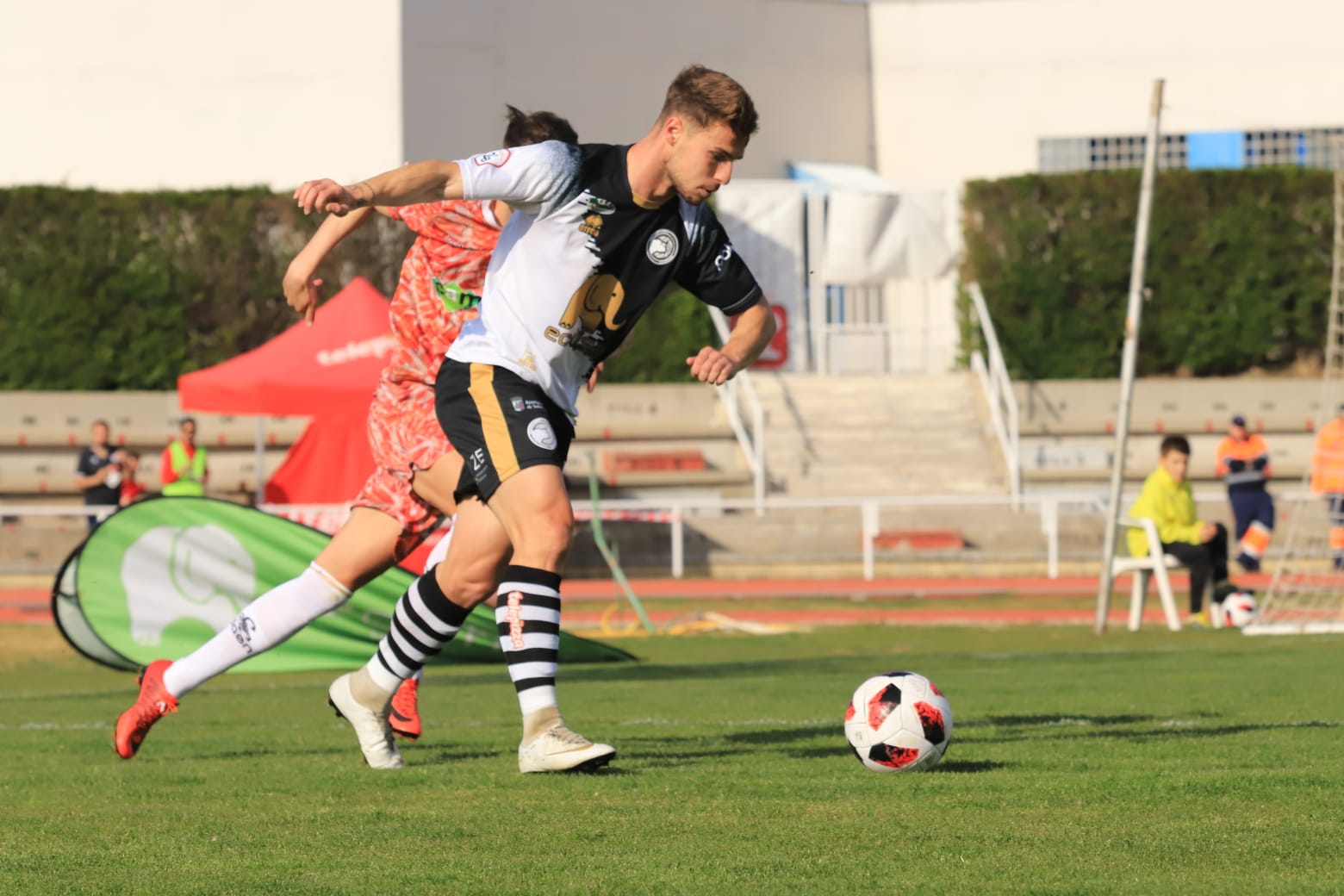 El equipo de la capital vence con un tanto de penalti de Carlos de la Navega y aleja a los chacineros del sueño de pelear por el play-off (1-0)