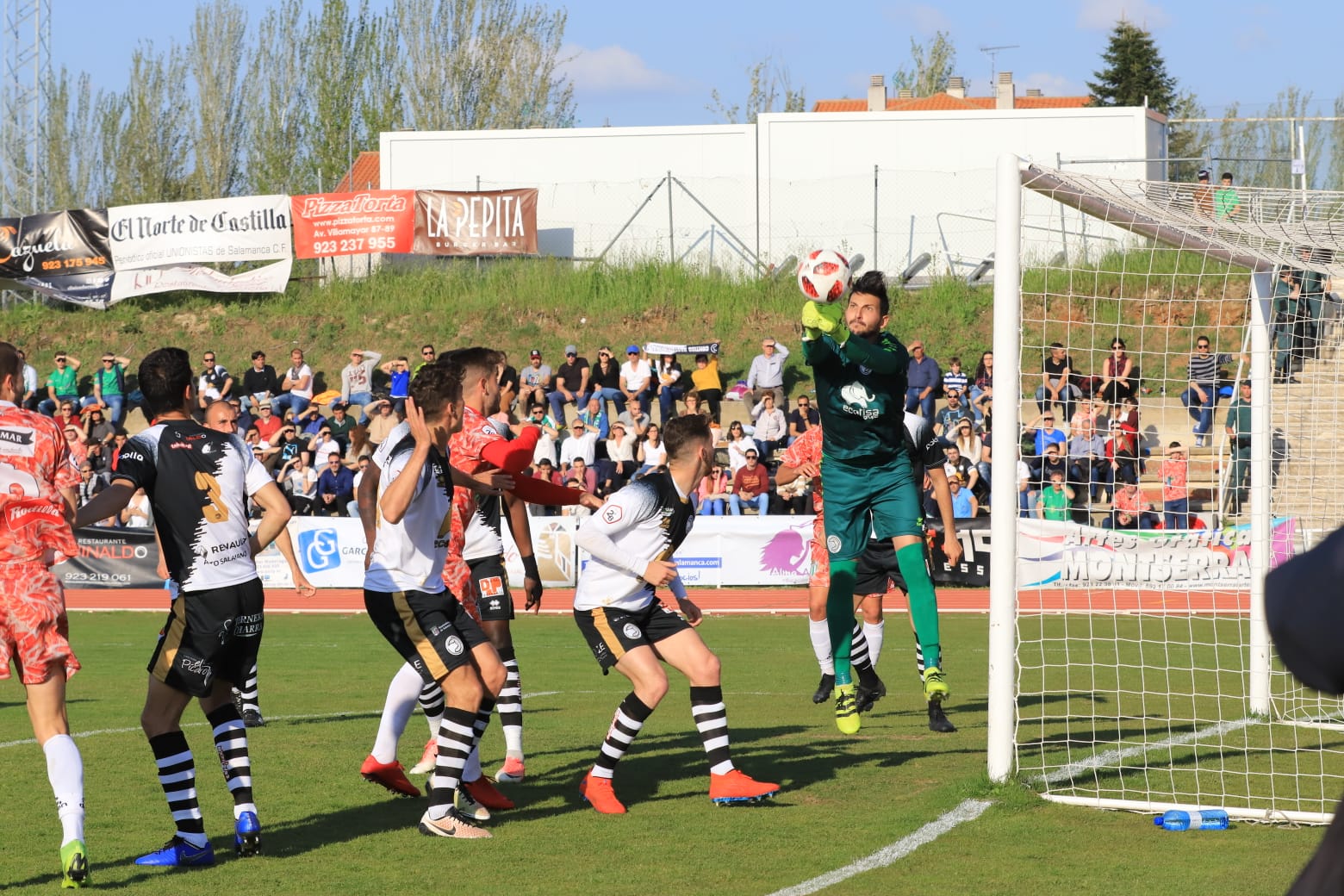 El equipo de la capital vence con un tanto de penalti de Carlos de la Navega y aleja a los chacineros del sueño de pelear por el play-off (1-0)