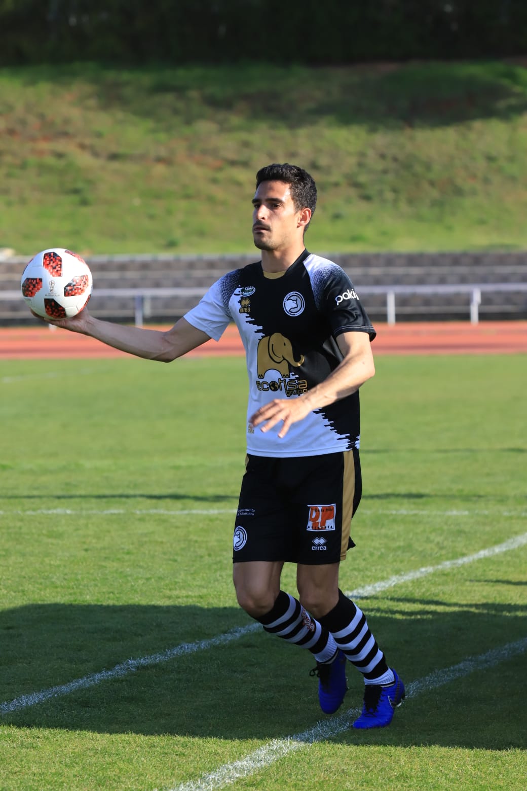 El equipo de la capital vence con un tanto de penalti de Carlos de la Navega y aleja a los chacineros del sueño de pelear por el play-off (1-0)