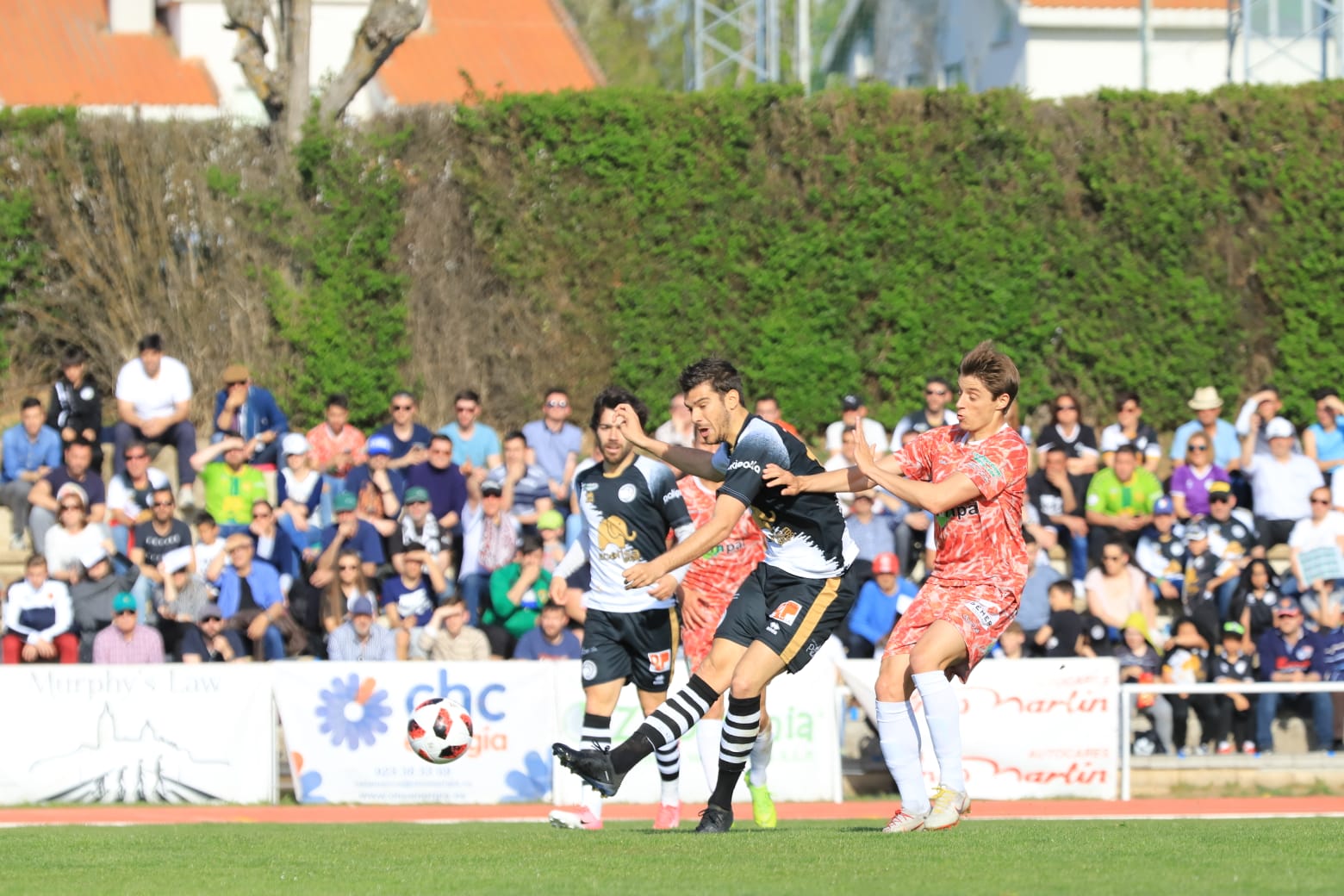 El equipo de la capital vence con un tanto de penalti de Carlos de la Navega y aleja a los chacineros del sueño de pelear por el play-off (1-0)