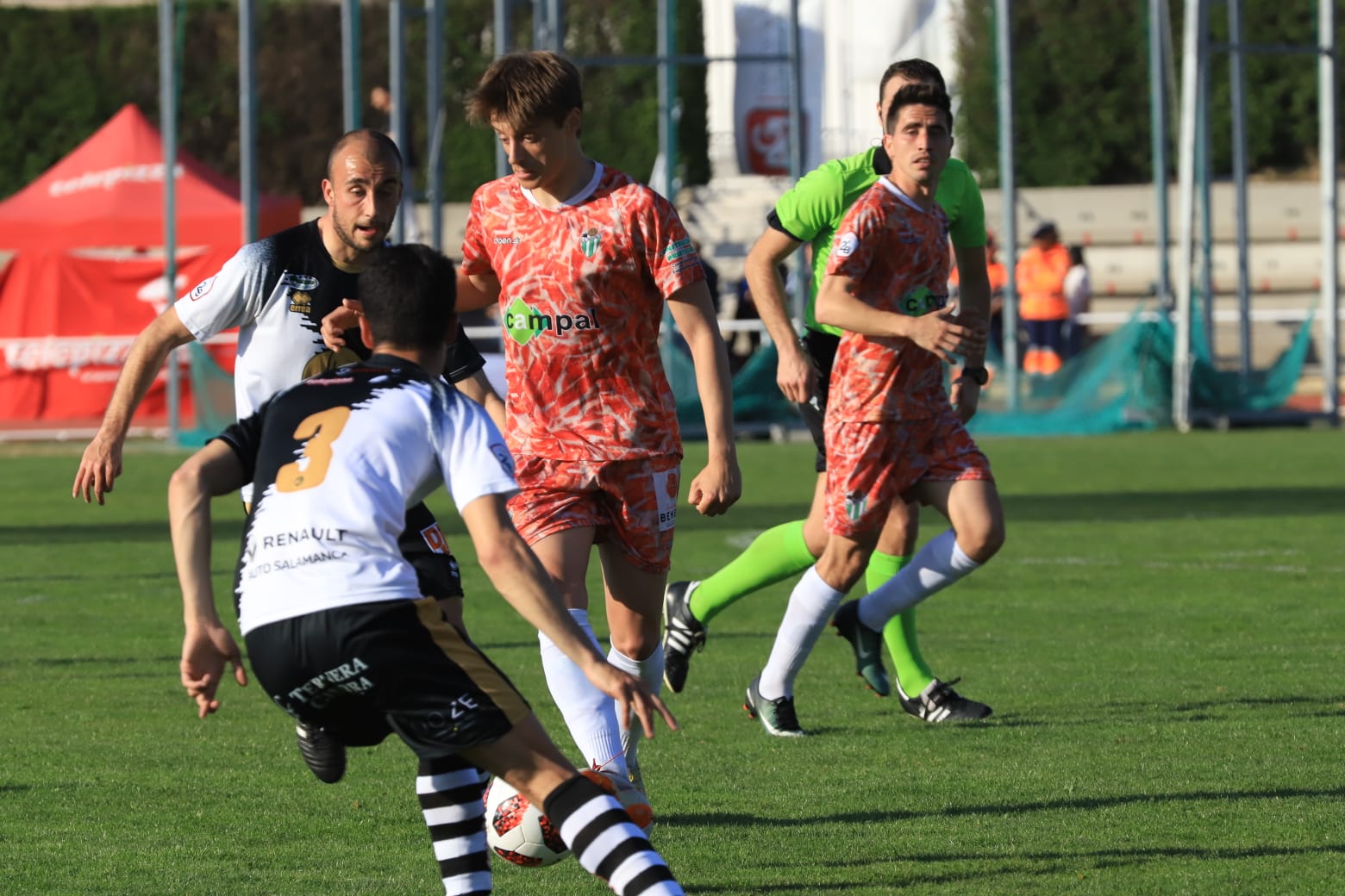 El equipo de la capital vence con un tanto de penalti de Carlos de la Navega y aleja a los chacineros del sueño de pelear por el play-off (1-0)