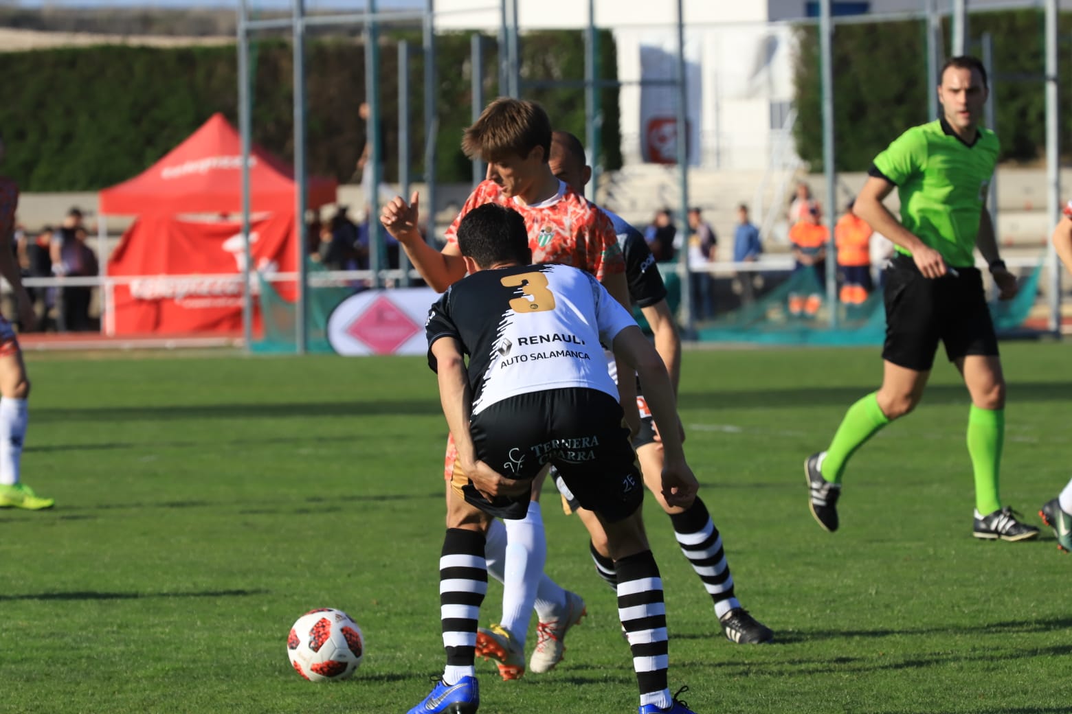 El equipo de la capital vence con un tanto de penalti de Carlos de la Navega y aleja a los chacineros del sueño de pelear por el play-off (1-0)