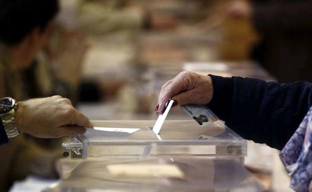 Una mujer vota en las elecciones generales de 2015. 