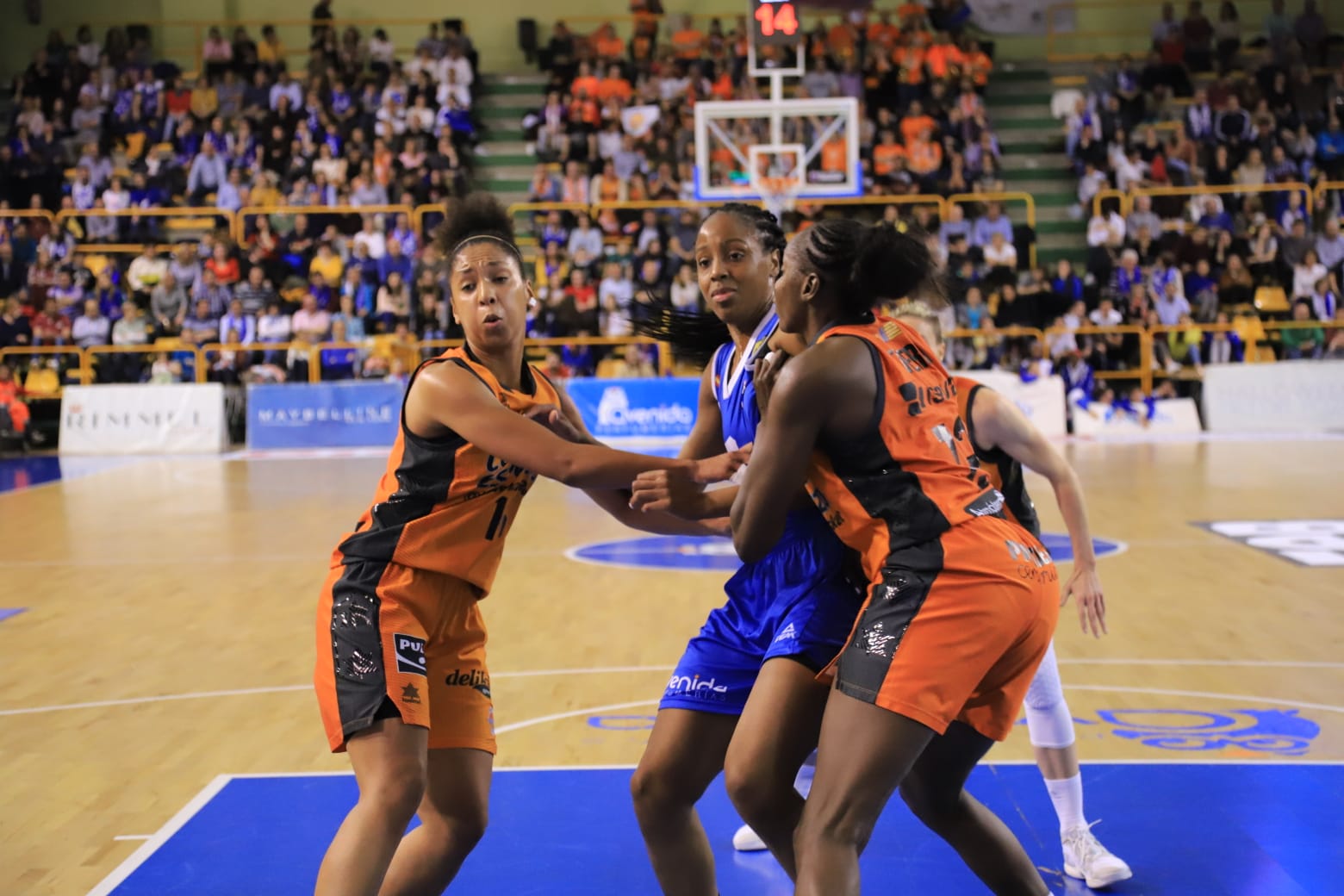 El equipo salmantino rompe el partido en el tercer cuarto (27-11), en el primer duelo de semifinales ante el Valencia Basket