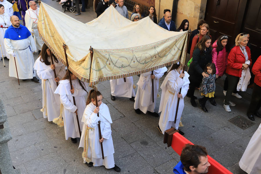 Fotos: Procesión del Encuentro entre la Virgen de la Alegría y Jesús Resucitado en Salamanca