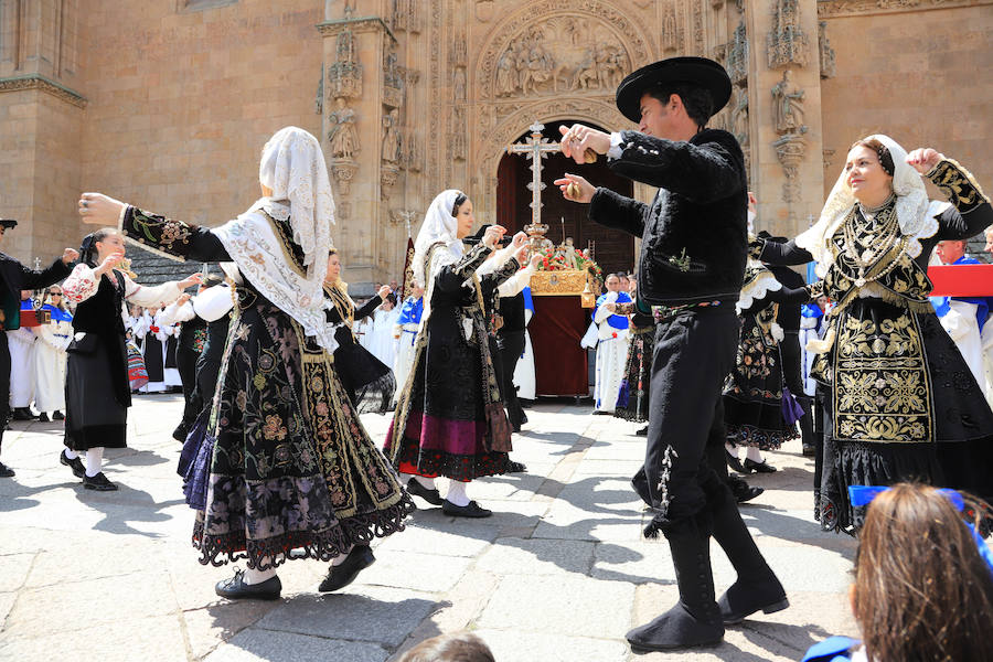 Fotos: Procesión del Encuentro entre la Virgen de la Alegría y Jesús Resucitado en Salamanca
