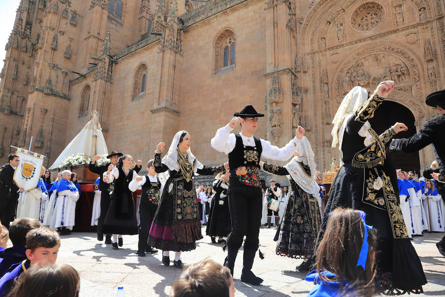 Fotos: Procesión del Encuentro entre la Virgen de la Alegría y Jesús Resucitado en Salamanca