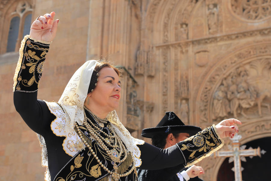 Fotos: Procesión del Encuentro entre la Virgen de la Alegría y Jesús Resucitado en Salamanca