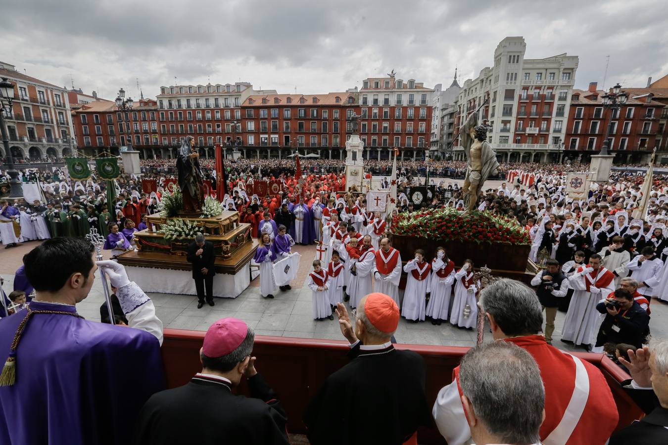 Fotos: Procesión del Encuentro de Jesús Resucitado con la Virgen de la Alegría en Valladolid (2/2)