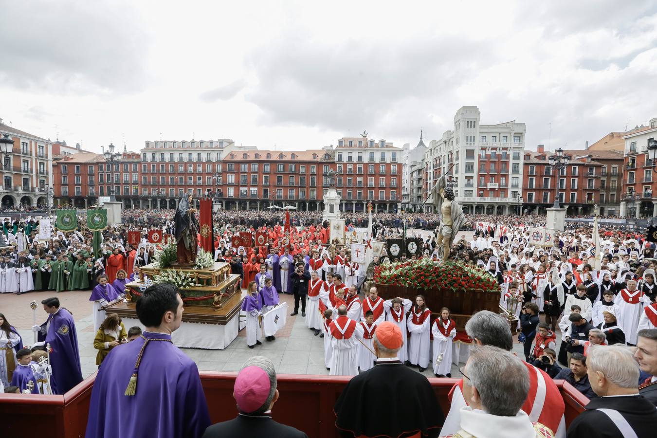 Fotos: Procesión del Encuentro de Jesús Resucitado con la Virgen de la Alegría en Valladolid (2/2)