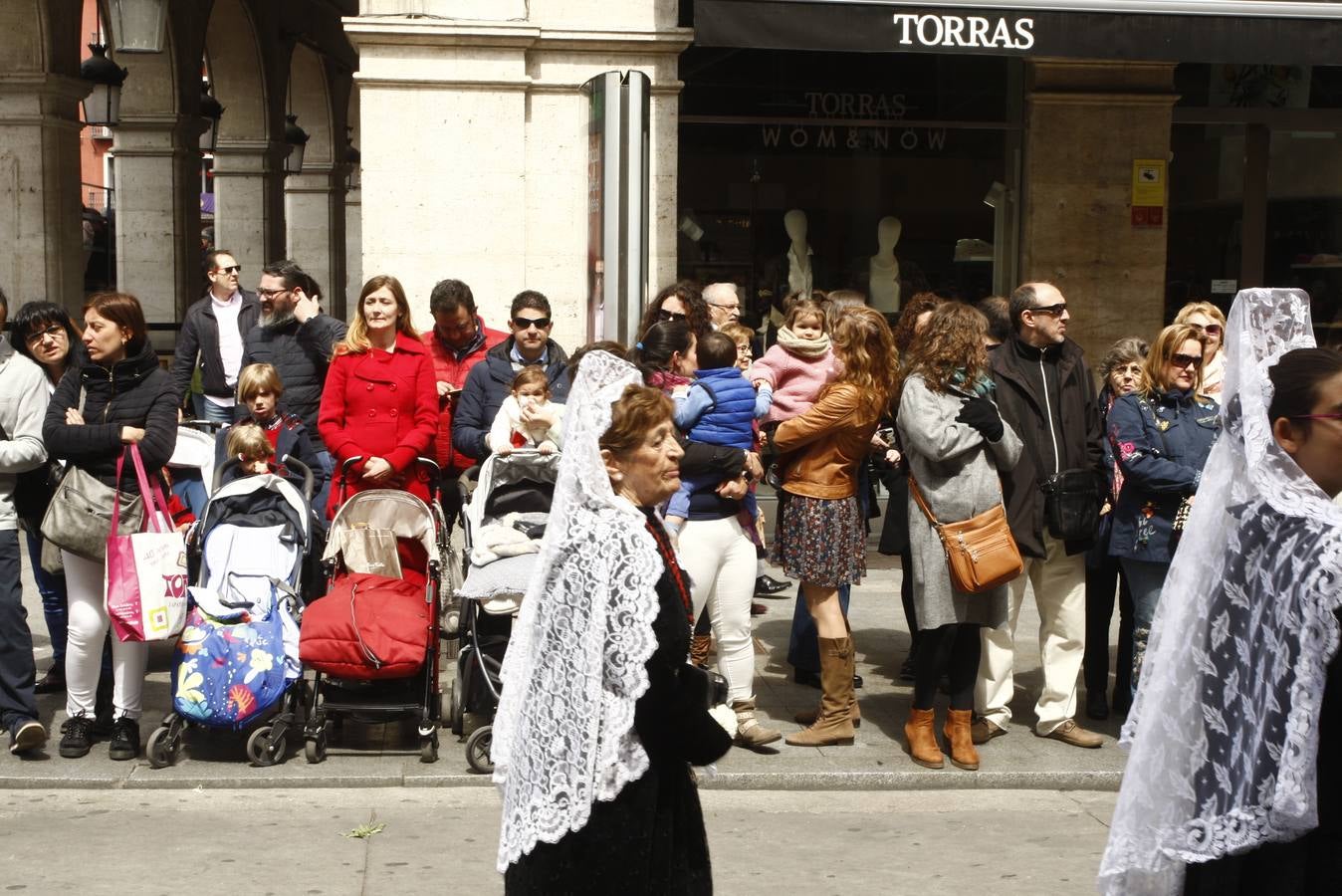 Fotos: Público en la Procesión del Encuentro en Valladolid (1/4)