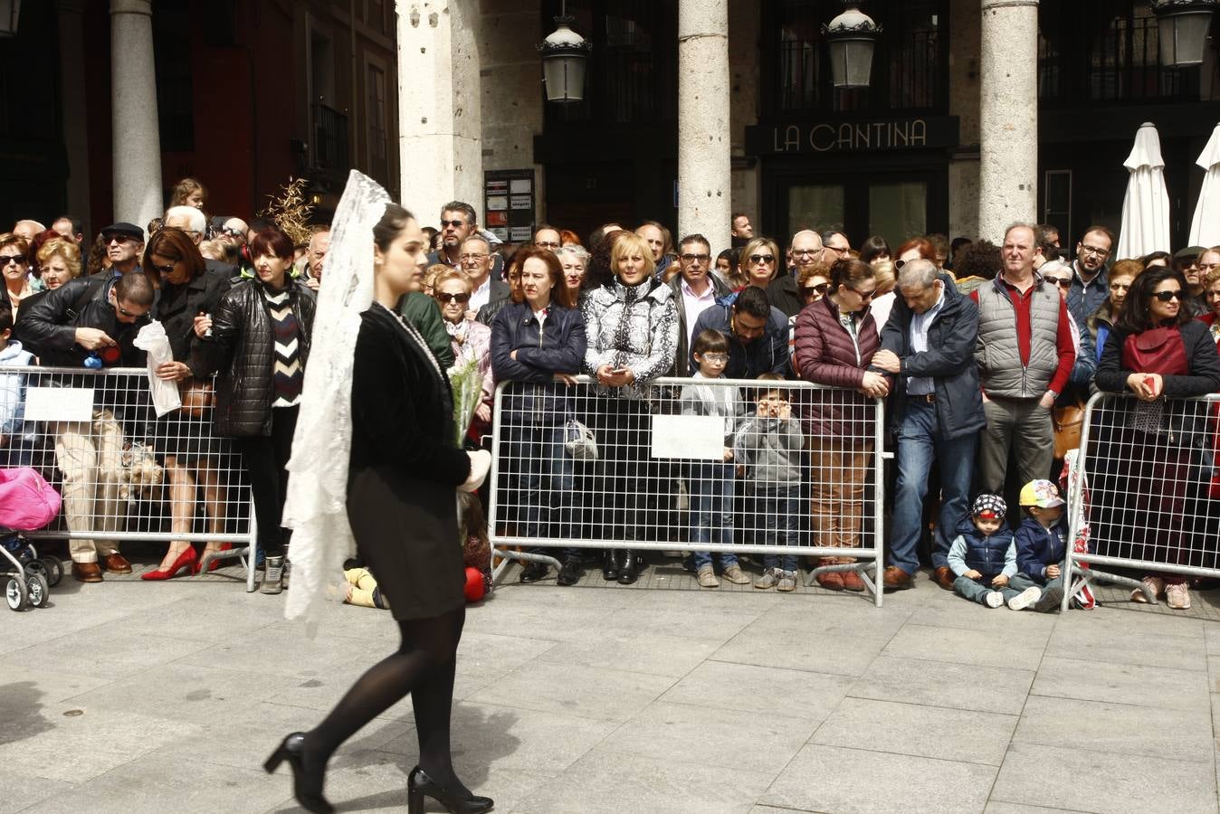 Fotos: Público en la Procesión del Encuentro en Valladolid (2/4)