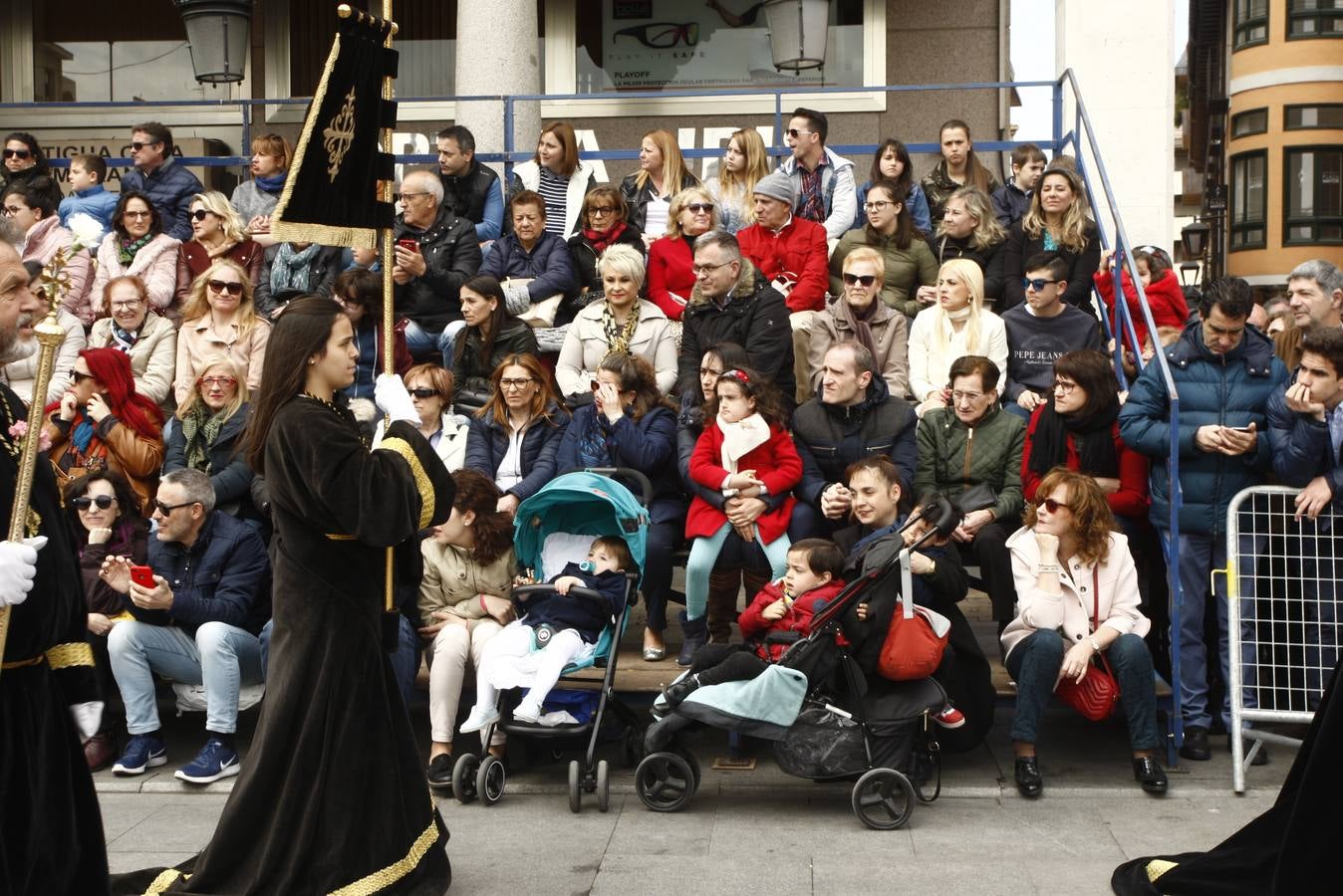 Fotos: Público en la Procesión del Encuentro en Valladolid (2/4)