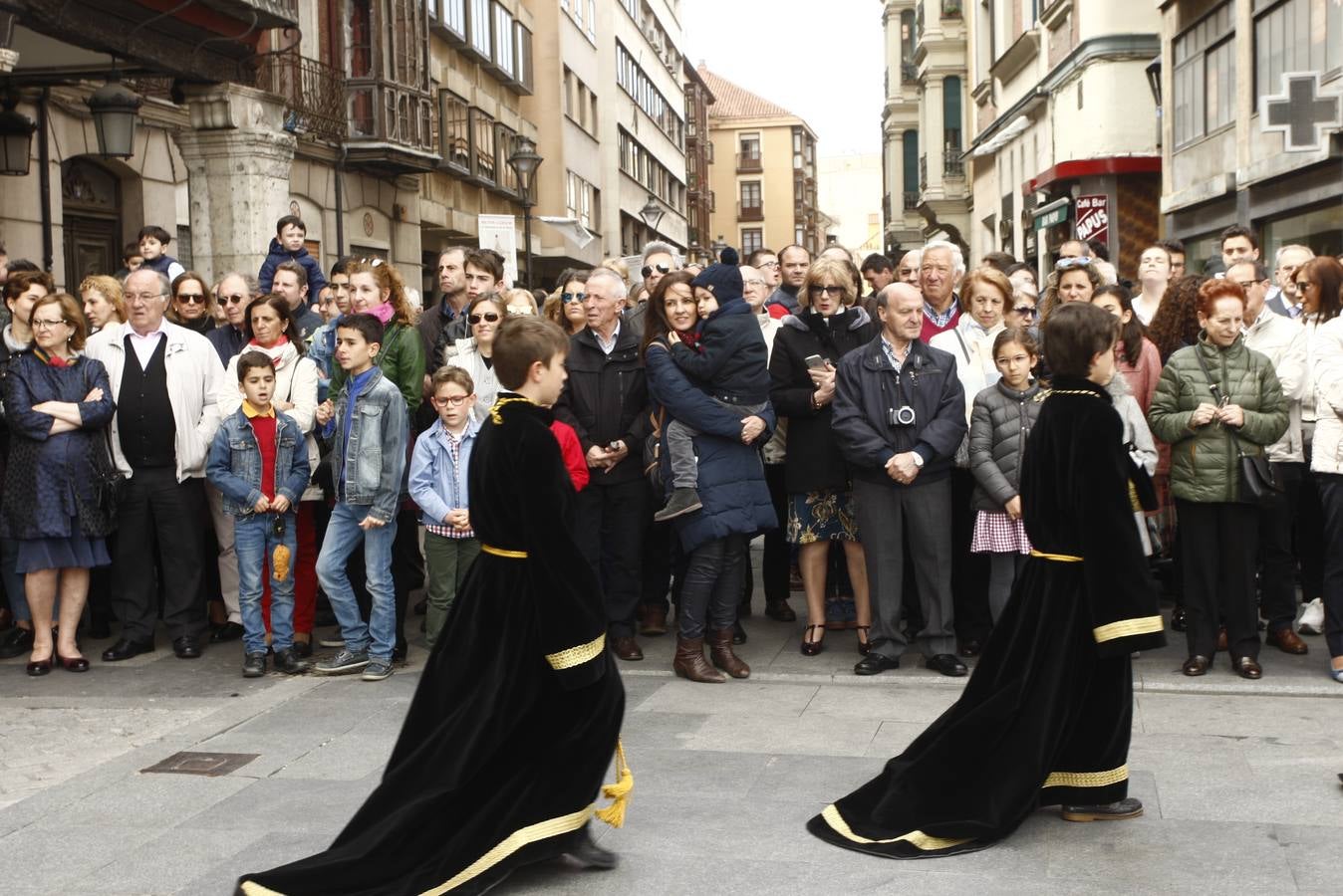 Fotos: Público en la Procesión del Encuentro en Valladolid (2/4)