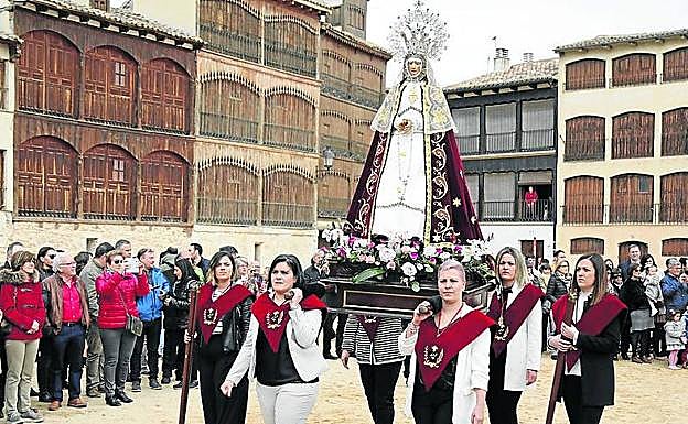 Las mujeres acompañaron a la Virgen de la Asunción.
