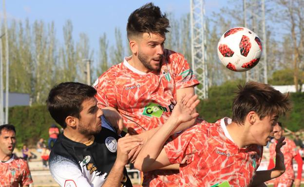 Raúl Ruiz se eleva por encima de Carlos de la Nava y Luque en el último derbi. 