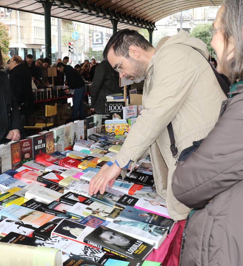 Los libreros han celebrado este 23 de abril el Día del Libro en la Plaza de España de Valladolid