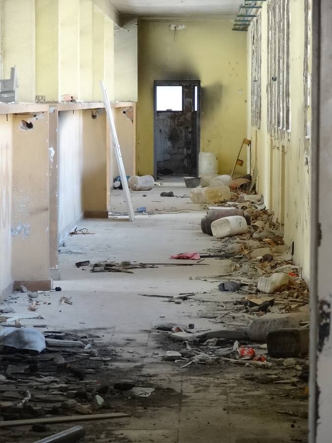 Fotos: El abandono de las obras convierte el colegio 29 de Octubre de Pajarillos en un vertedero