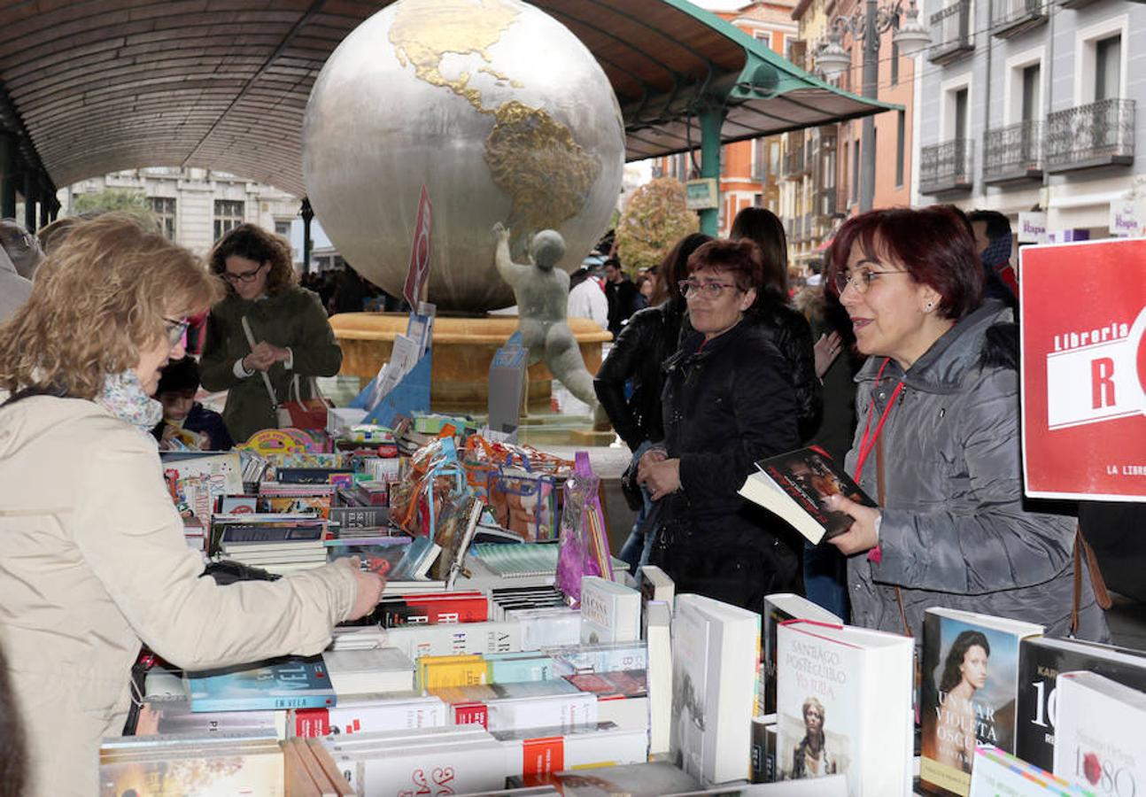 Los libreros han celebrado este 23 de abril el Día del Libro en la Plaza de España de Valladolid