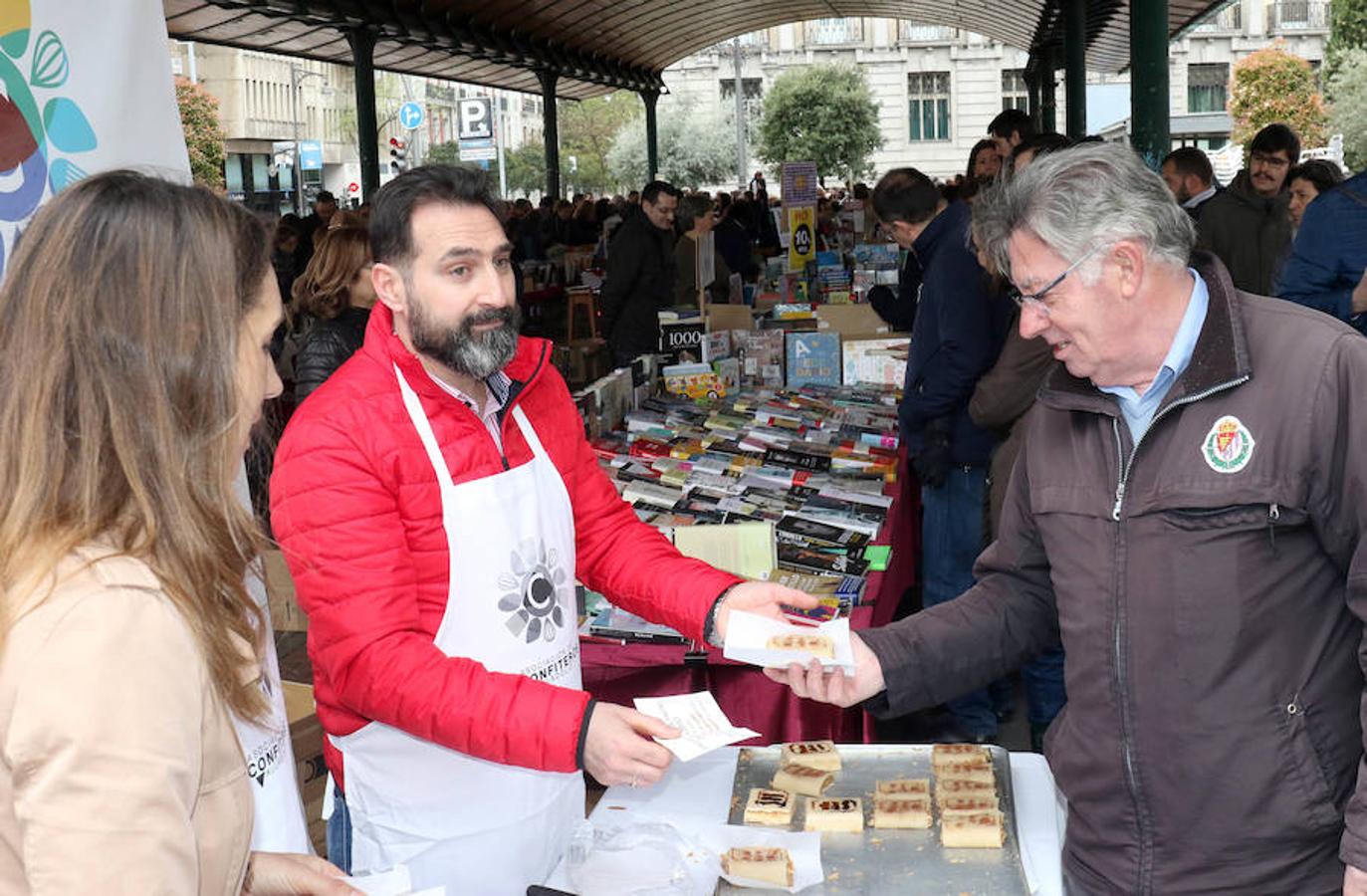 Los libreros han celebrado este 23 de abril el Día del Libro en la Plaza de España de Valladolid