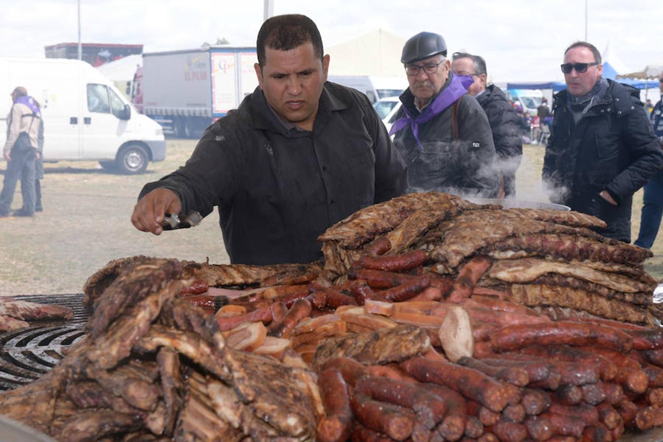 Los más de 13.000 asistentes a la campa de Villalar que celebraron el Día de Castilla y León disfrutaron de viandas y actuaciones de música