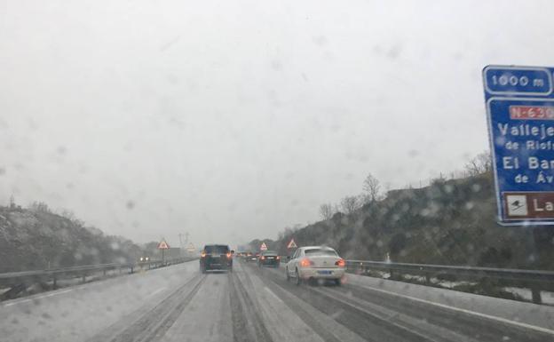 Imagen de los coches circulando bajo la granizada en la zona de Vallejera de Riofrío. 