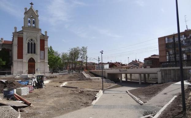 Estado actual de las obras para deprimir la plaza de Rafael Cano y el paso inferior bajo las vías.