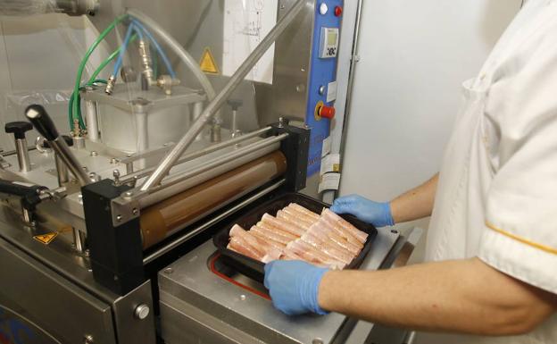 Preparación de un plato en la fábrica de Venta de Baños. 