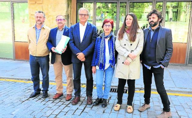 Integrantes de la candidatura, con Risco y Díez en el centro, antes de formalizarla en los juzgados. 