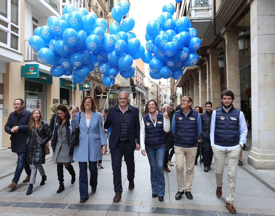 Pons, en el centro, con la presidenta del partido, la candidata al Congreso y otros candidatos, recorren la Calle Mayor. 