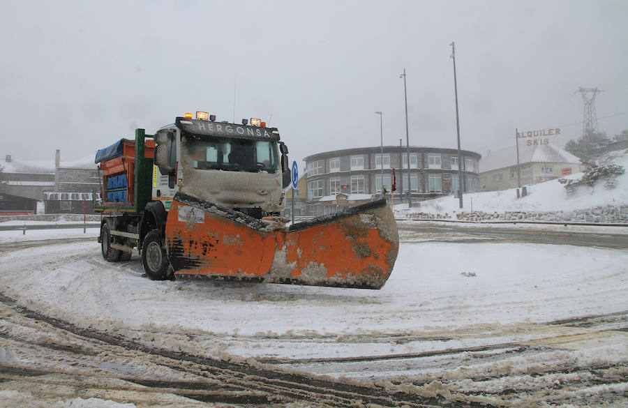 Fotos: Nieve y ventisca en el puerto de Navacerrada