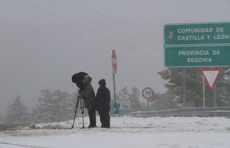 Fotos: Nieve y ventisca en el puerto de Navacerrada
