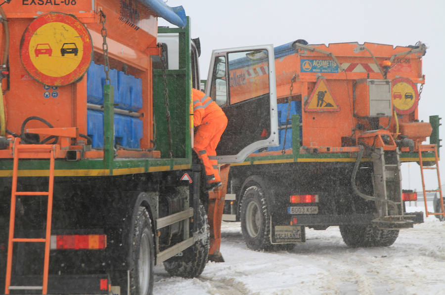 Fotos: Nieve y ventisca en el puerto de Navacerrada