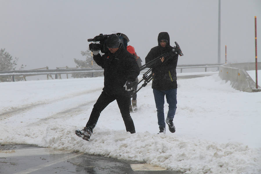 Fotos: Nieve y ventisca en el puerto de Navacerrada
