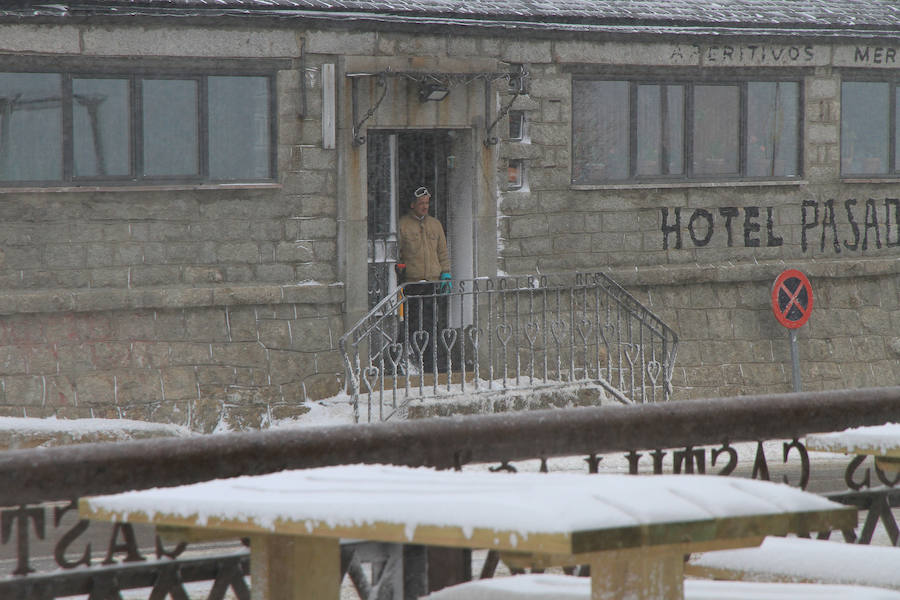 Fotos: Nieve y ventisca en el puerto de Navacerrada