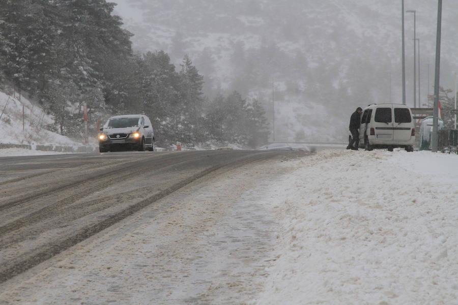 Fotos: Nieve y ventisca en el puerto de Navacerrada