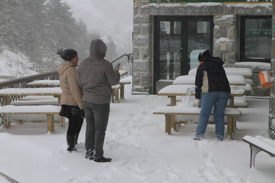 Fotos: Nieve y ventisca en el puerto de Navacerrada