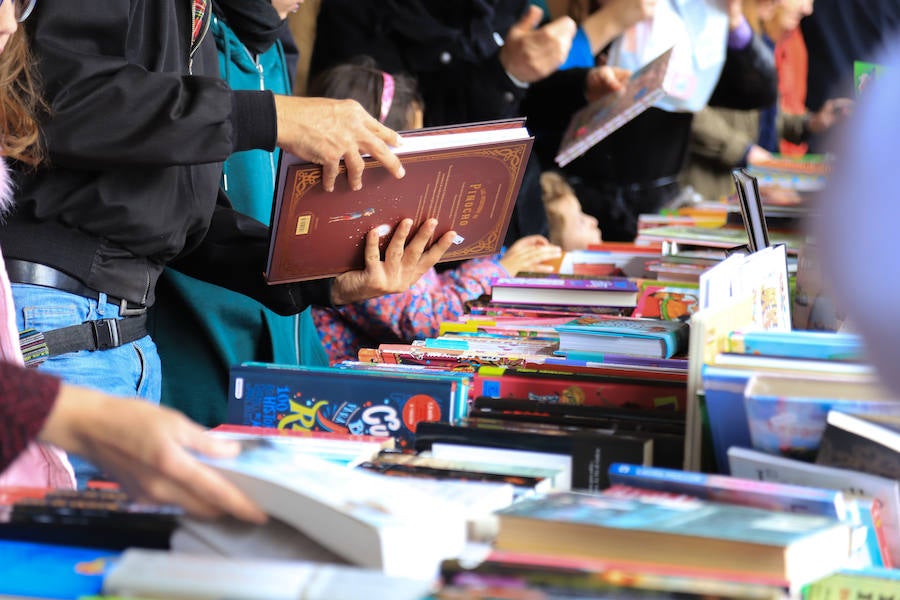 Fotos: Miles de Libros invaden la Plaza Mayor de Salamanca
