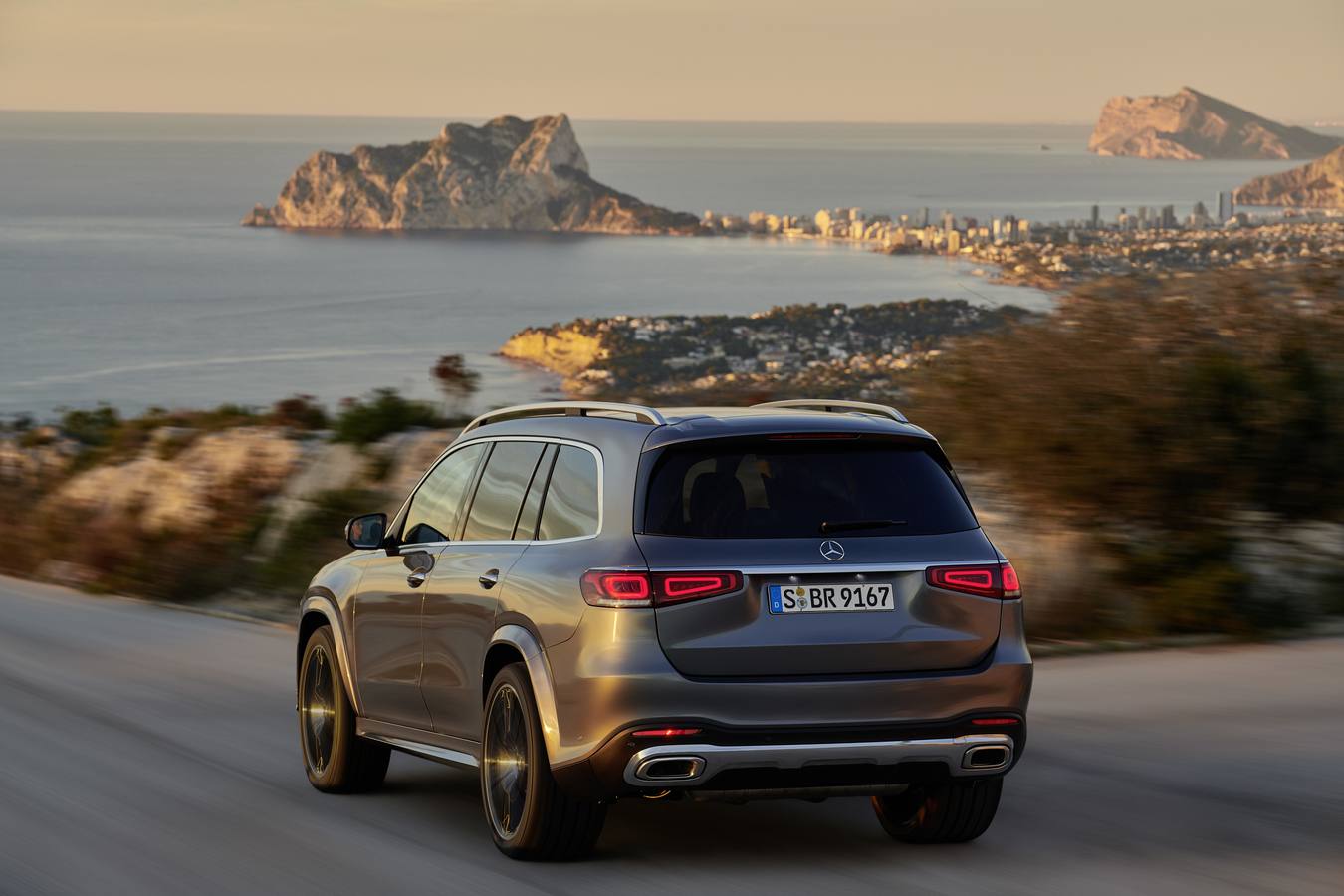 Se presenta estos días con ocasión del Salón de Nueva York pero no llegará a Europa hasta finales de año. Es el nuevo SUV de Mercedes, el GLS. Un modelo imponente con 5,20 metros de longitud.