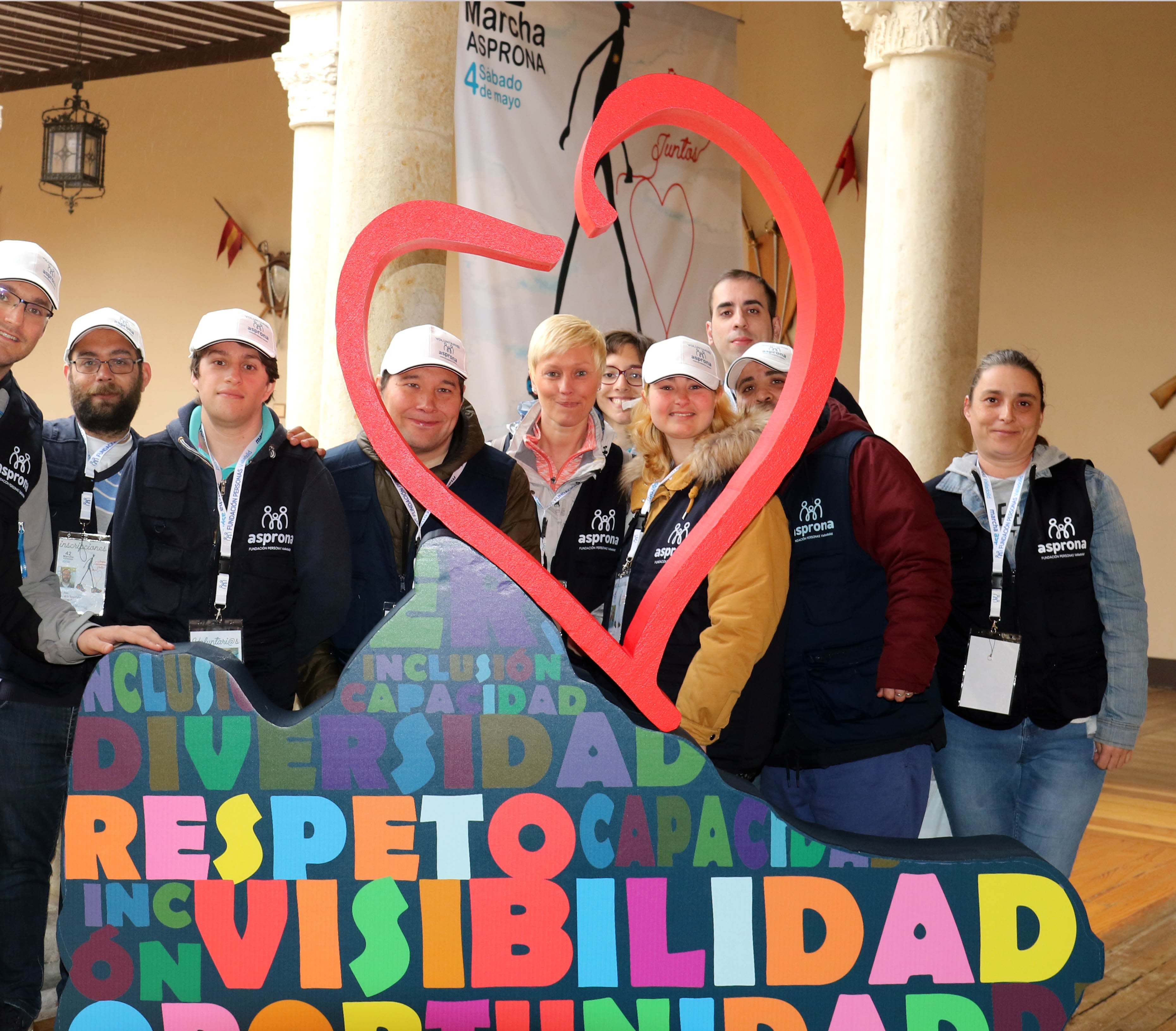 Voluntarios de Asprona durante la presentación de la marcha. 