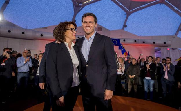 Galería. Soraya Rodríguez y Albert Rivera durante el mitin en Valladolid.
