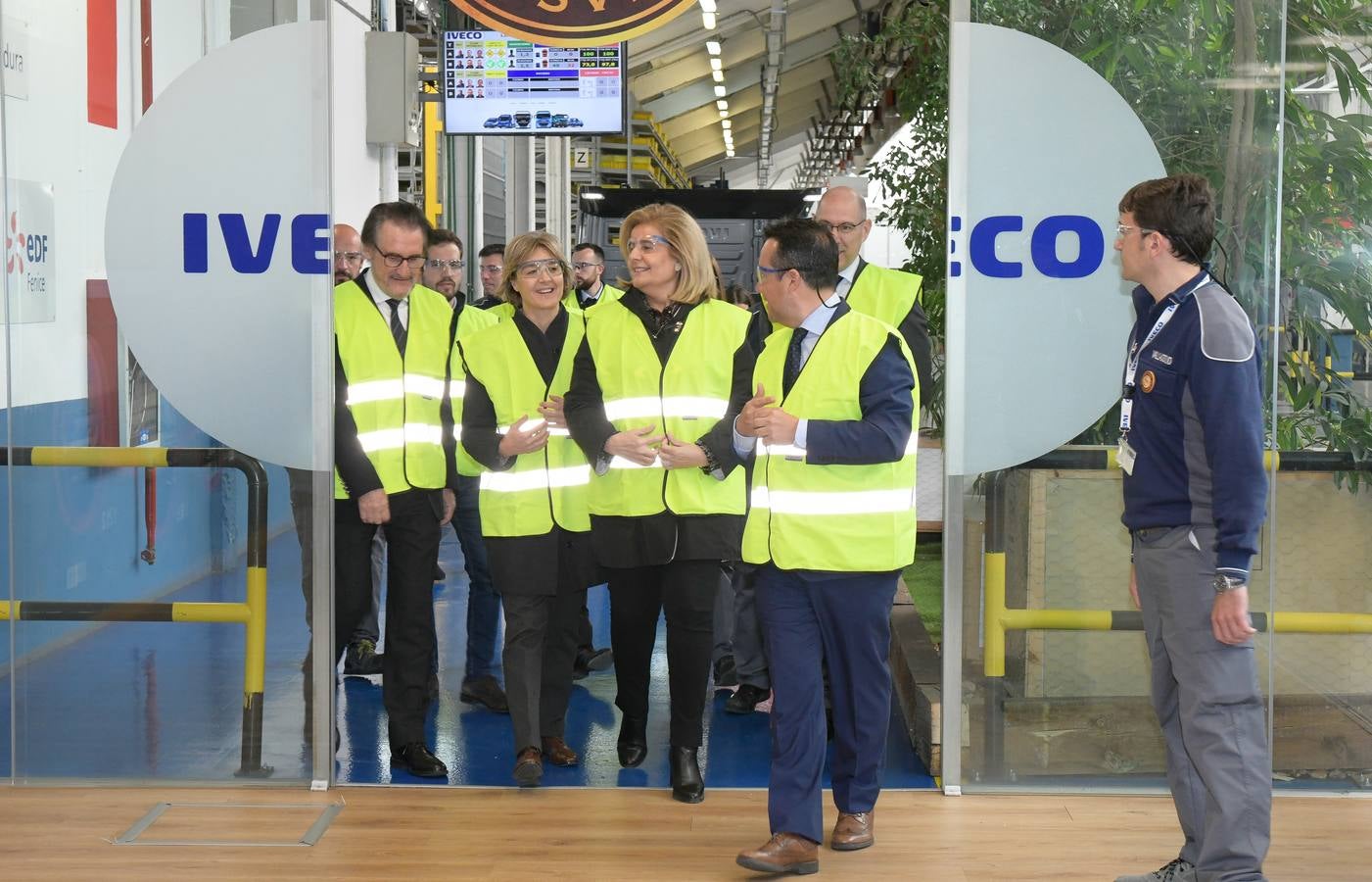 Fotos: Isabel García Tejerina y Fátima Báñez visitan la factoría Iveco en Valladolid