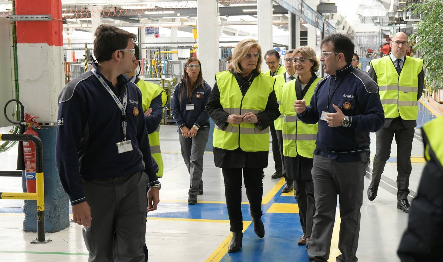 Fotos: Isabel García Tejerina y Fátima Báñez visitan la factoría Iveco en Valladolid